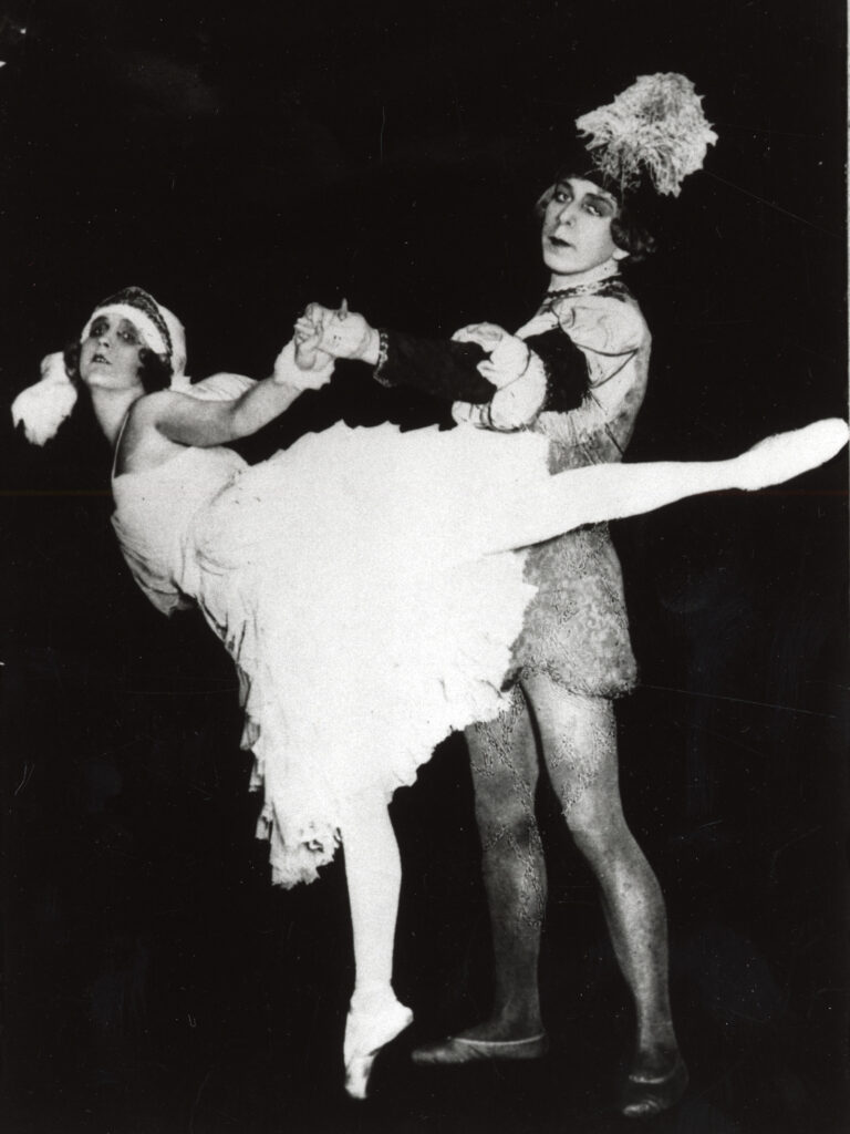 Mustavalkoinen kuva, jossa kaksi balettitanssijaa. Naistanssija seisoo kärkitossuilla, miestanssija on hänen takanaan ja pitää häntä kädestä kiinni.